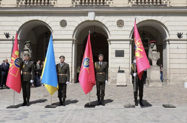 На День міста у центрі Львова замайоріли прапори військових та оборонних сил України