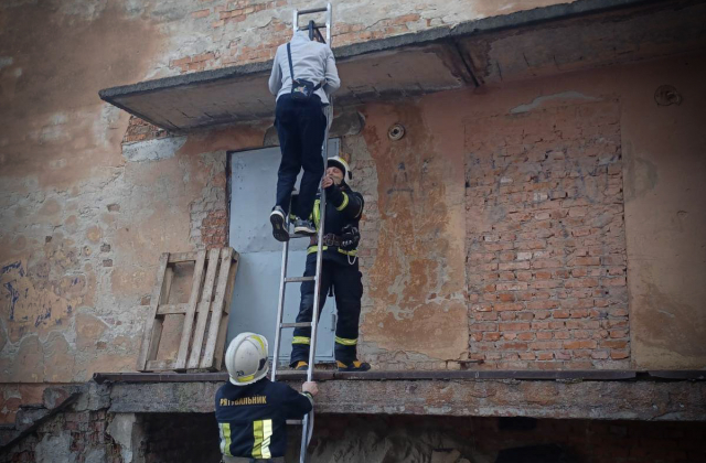 У Львові хлопець не зміг спуститись з будівлі, на яку заліз