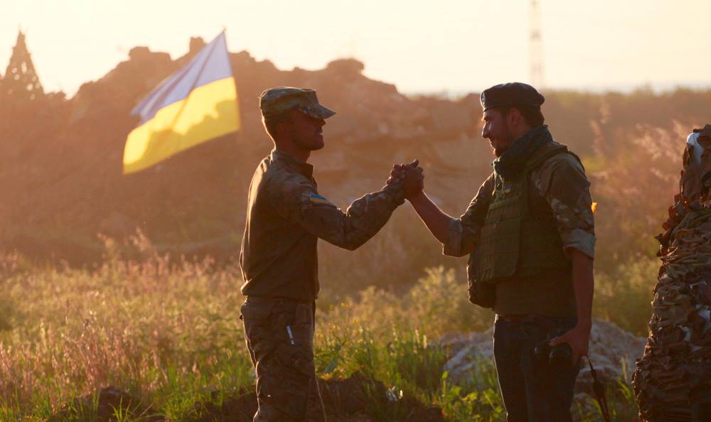 На фото Віктор Гурняк тисне руку українському вояку