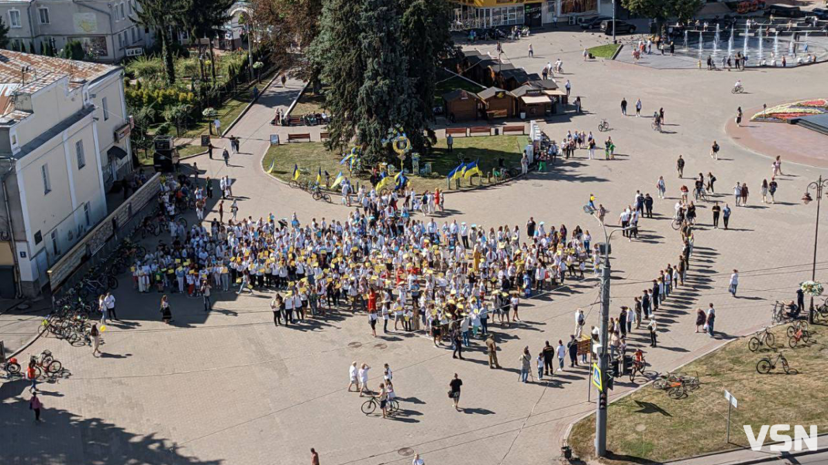 У Луцьку люди у вишиванках створили велетенську карту України