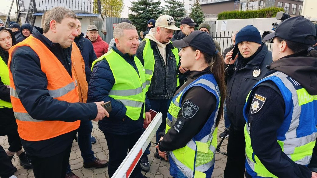 У Луцьку пікетують польське консульство із вимогою розблокувати кордон