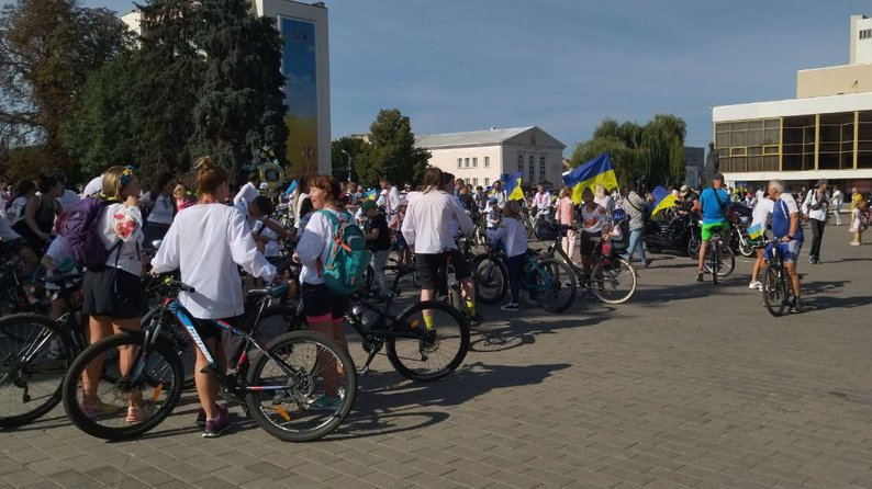 На велопробіг у вишиванках у Луцьку вийшли понад 400 учасників