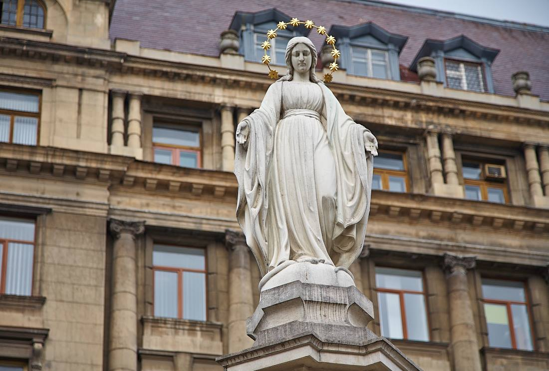 У Львові просять відреставрувати фонтан та скульптуру Матері Божої на пл. Міцкевича