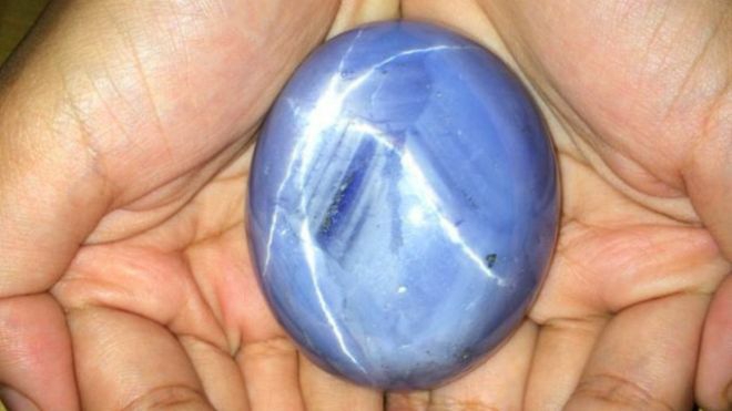 На Шрі-Ланці знайшли найбільший в світі синій сапфір
