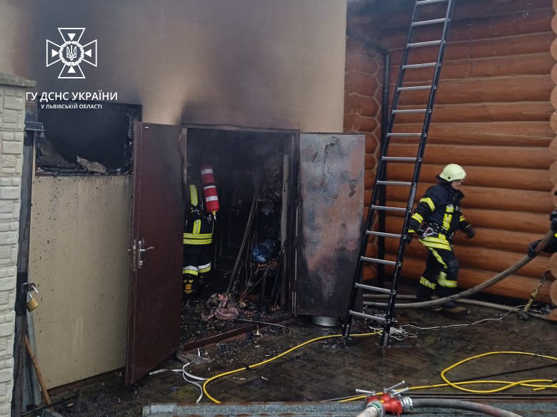 На Львівщині загорілася котельня приватного будинку