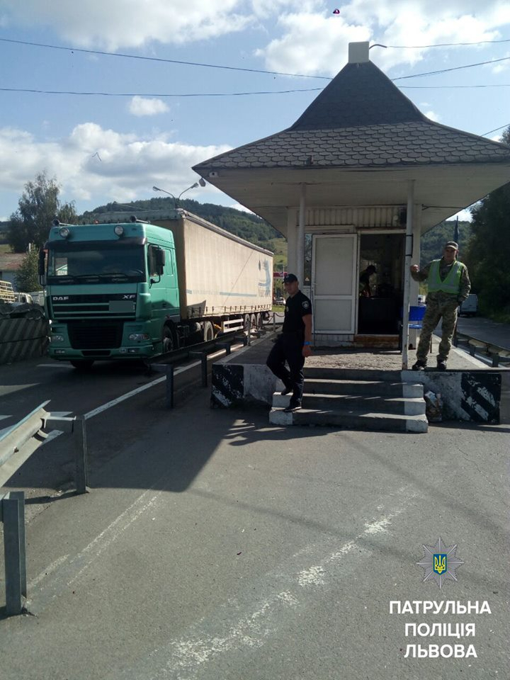 Львівські патрульні будуть перевіряти вантажівки, які перевозять м’ясо