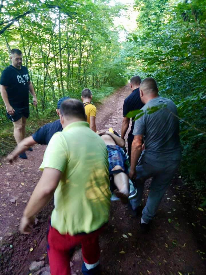 На Тернопільщині чоловік упав у 25-метрову ущелину біля Джуринського водоспаду