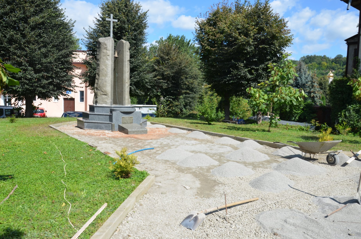 У Чорткові облагороджують сквер біля пам’ятного знаку депортованим українцям