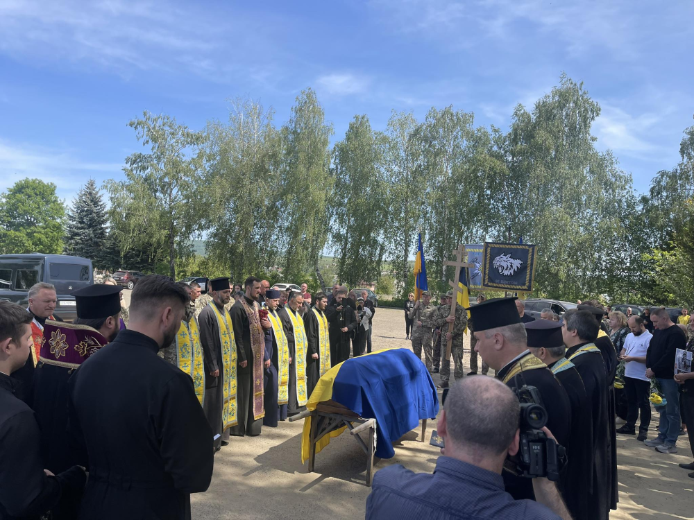 У братській могилі в Чернівцях поховали останки 16 військовослужбовців