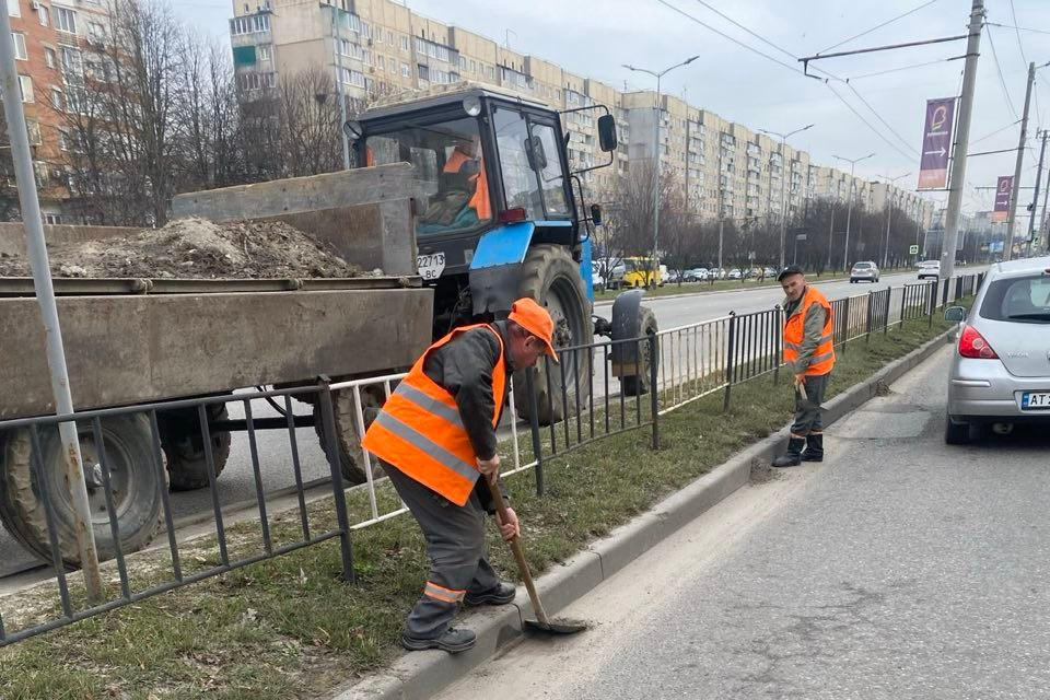 У Львові комунальники чистять дороги від болота і піску