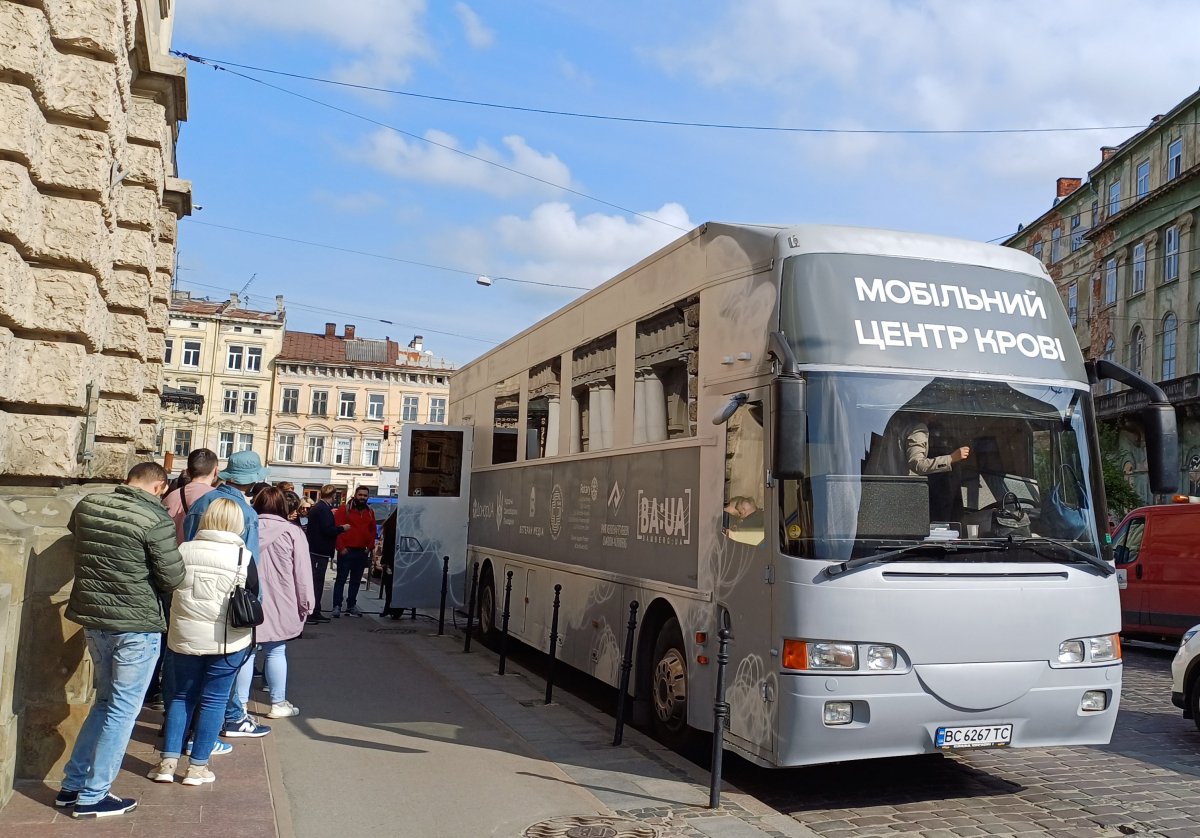 54 донори здали кров у бладмобілі біля Львівської національної опери