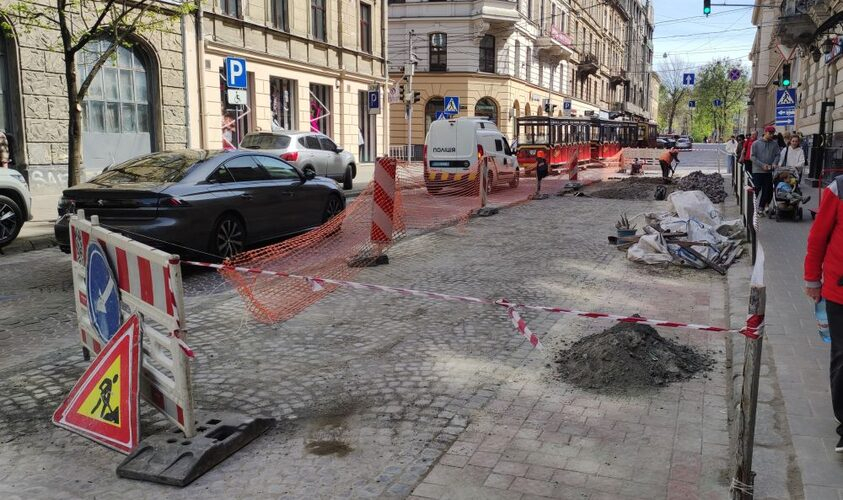 На вул. Словацького відремонтували дорожнє покриття і облаштували велосмугу