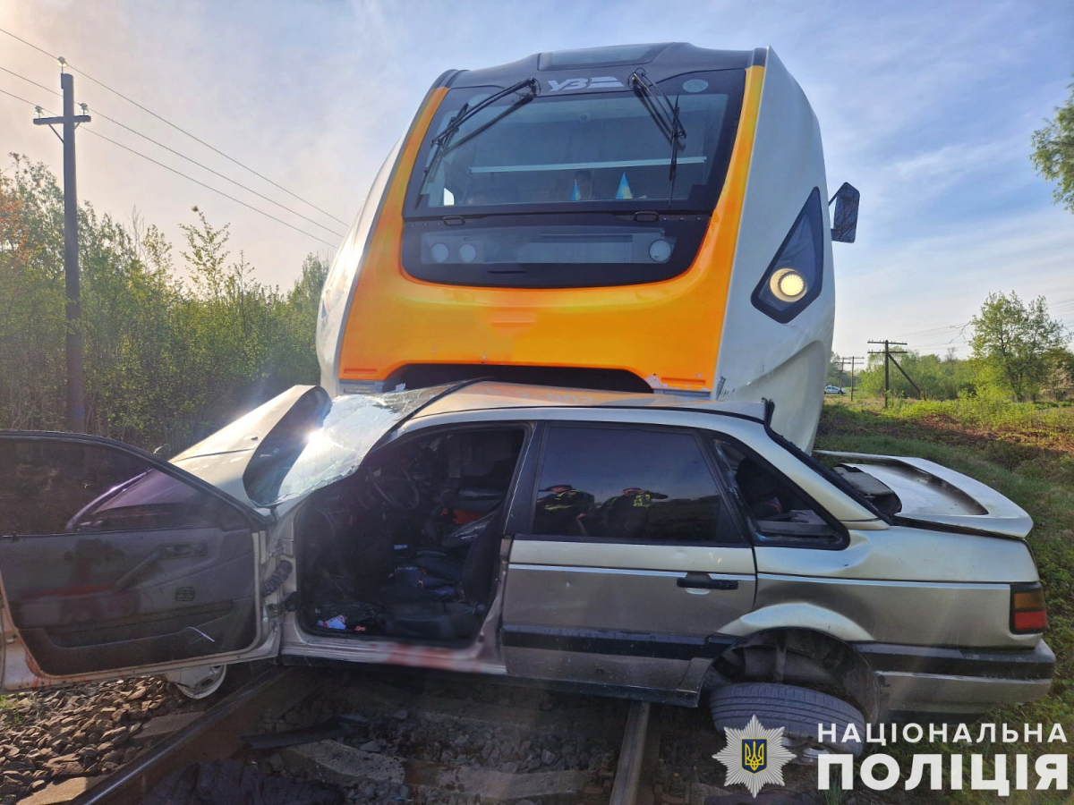 На Львівщині автівка зіткнулась з потягом: водія легковика госпіталізували