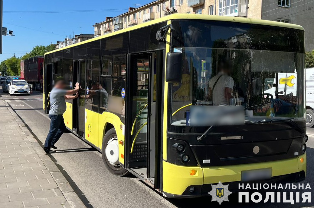 На вулиці Пасічній у Львові водій автобуса збив дитину