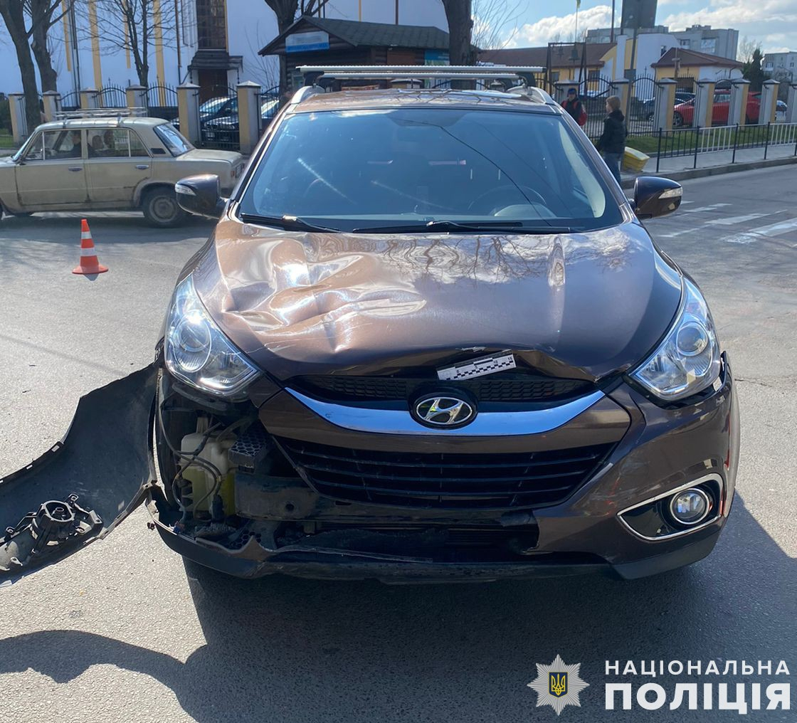 У Львові автомобіль зіткнувся з мотоциклом: мотоцикліст у лікарні