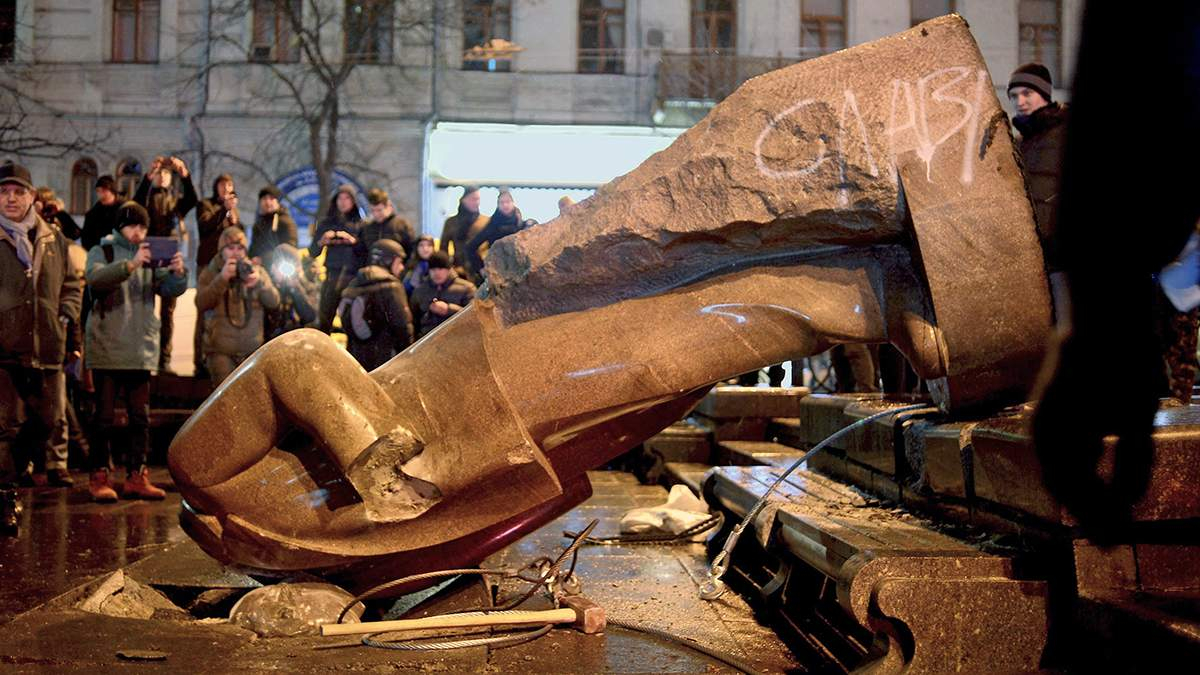 Вісім років тому у Києві знесли пам’ятник Леніну
