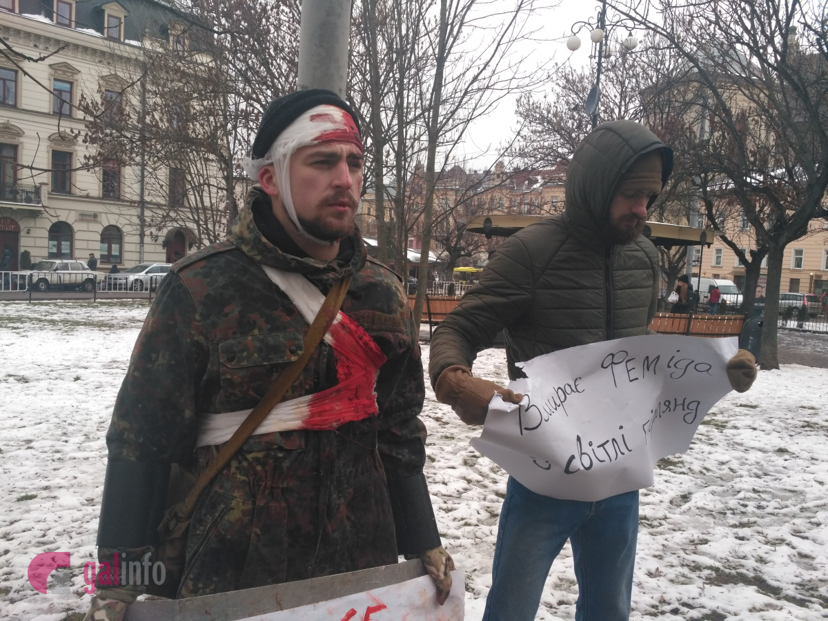 У Львові "Янголи Інститутської", які під кулями рятували людей на Майдані, вийшли на пікет