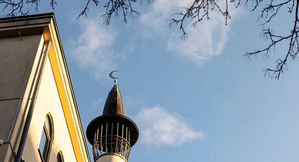 У Швеції поліція дозволила чоловіку привселюдно спалити Коран під час акції біля мечеті