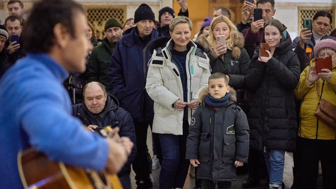 Лідер гурту "Океан Ельзи" влаштував несподіваний концерт прямо на Залізничному вокзалі Києва