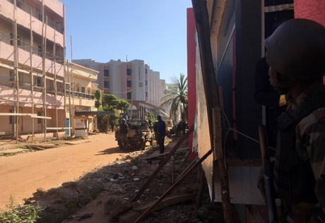 Кривавий напад у Малі.  Вбито  5 людей, 170 взято у заручники