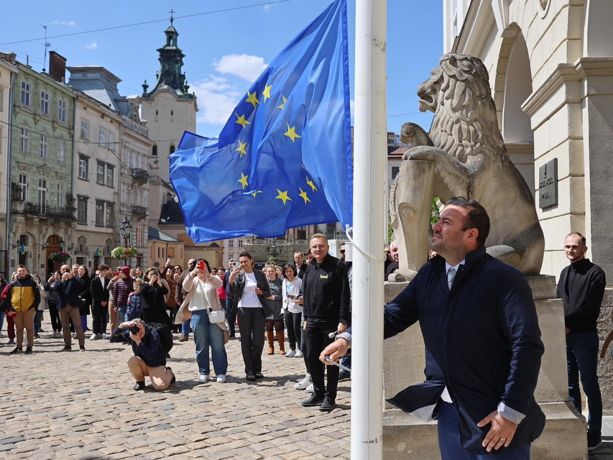 У центрі Львова підняли прапор Європейського Союзу