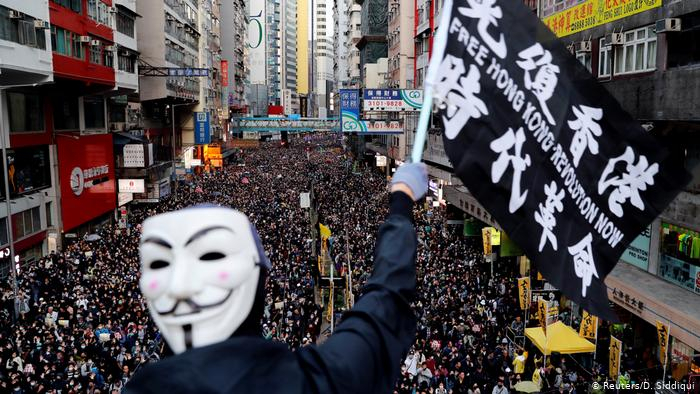 У Гонконгу люди вийшли на одну з найбільших демонстрацій за останні тижні