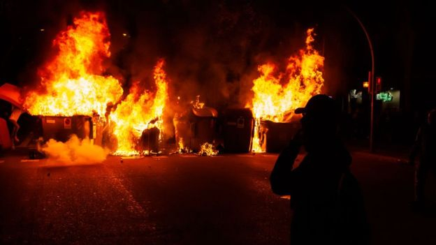 Протести в Барселоні: демонстранти підпалюють машини і зводять барикади