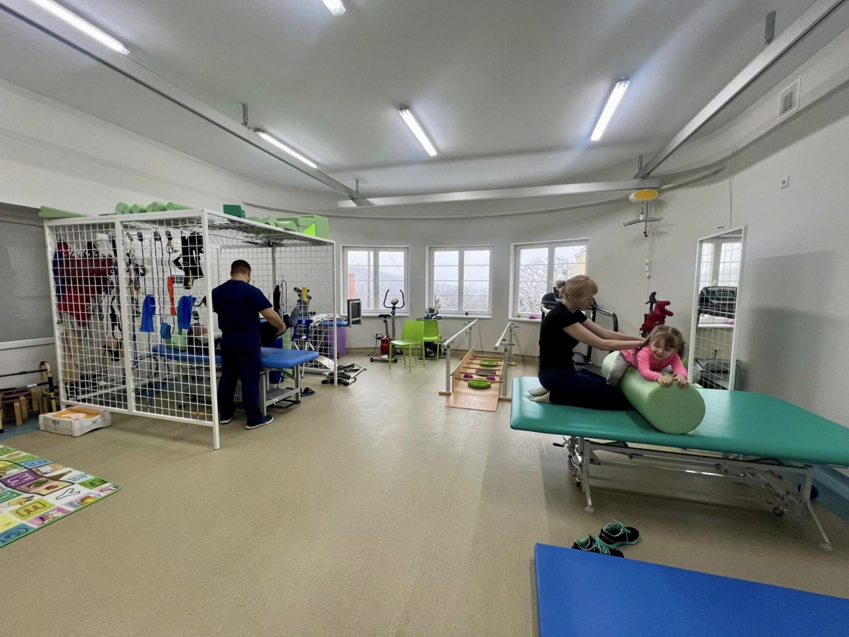 У львівській лікарні "Охматдит" відкрили відреконструйований зал фізичної терапії