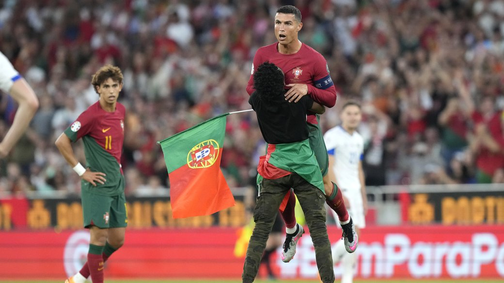 Фанат Роналду став перед ним на коліна під час матчу Португалії з Боснією й Герцеговиною