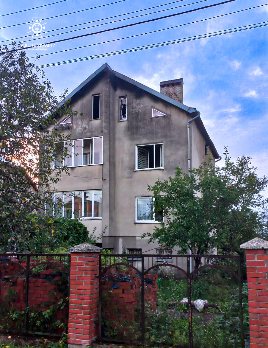 На Львівщині блискавка могла стати причиною пожежі в будинку