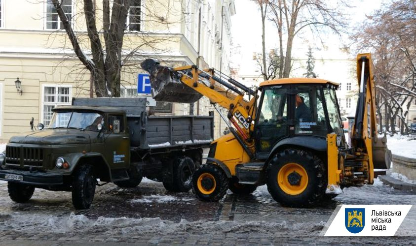 І хоч у Львові хмарно з проясненнями, в місті працює снігоочисна техніка