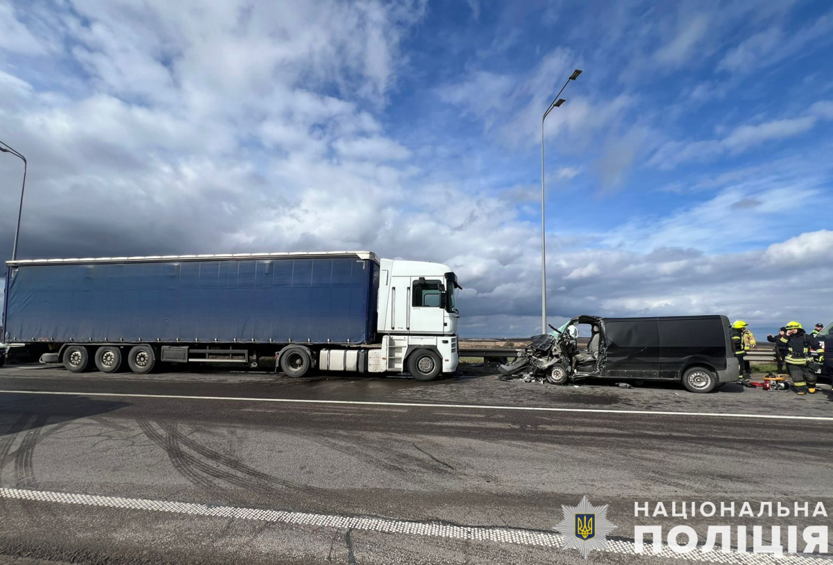 Вантажівка виїхала на зустрічну: у ДТП на Львівщині загинув водій мікроавтобуса