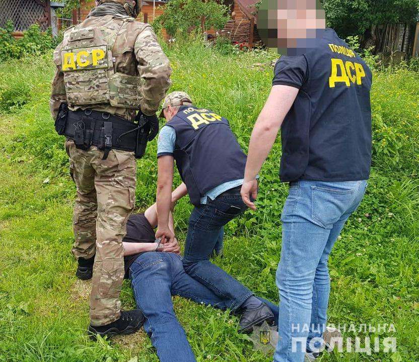 Вбив чоловіка і втік з України: поліцейські Львівщини затримали кілера