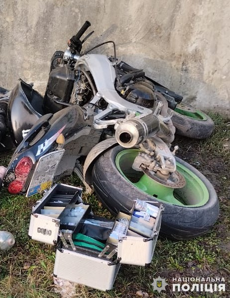 Влетів у бетонну огорожу: у Жидачеві загинув мотоцикліст, неповнолітній пасажир у лікарні