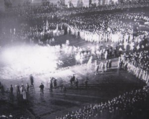 1933-го на площі Опери в Берліні палили книги до самого ранку. Фото: https://arena.press