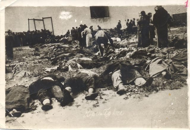 Фото закатованих НКВД перед відступом Червоної Армії зі Львова влітку 1941 р. взято з Архів ОУН