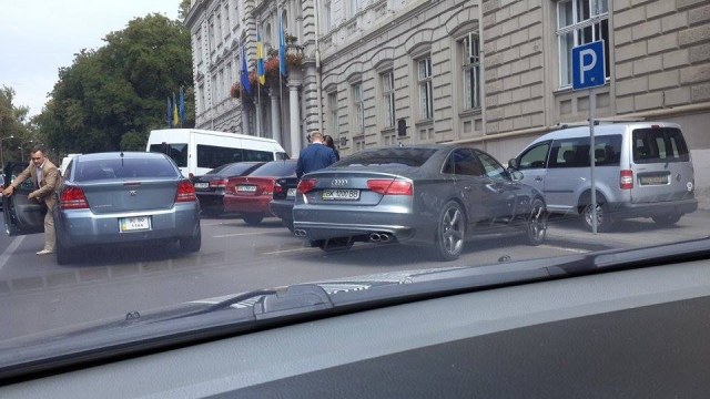 Авто на якому прибув Артем Ситник. Фото Ігоря Зінкевича