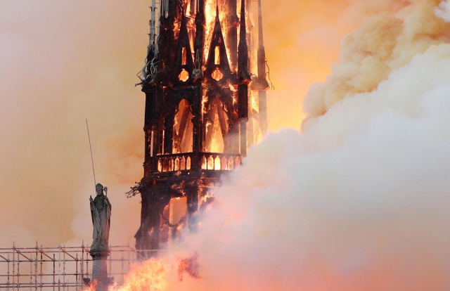 Пожежа 15 квітня 2019 року. Фото: Reuters