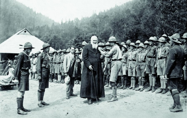 Нагородження митрополита Андрея Шептицького у серпні 1930 р. у пластовому таборі на Соколі.