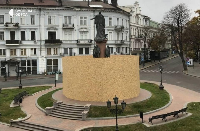 В Одесі навколо пам’ятника імператриці Катерині II поставили паркан / фото Суспільне. Одеса