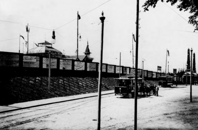 Трамвай біля головного входу до Крайової Виставки на вул. Самчука. Фото 1894 року.