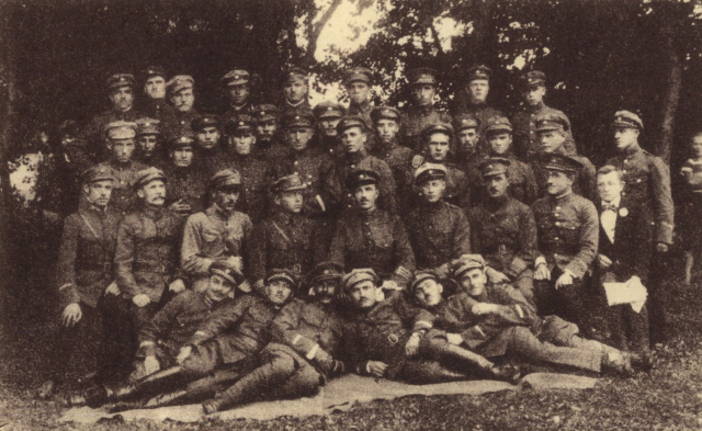 Фотографія полковника Арнольда Вольфа (сидить в центрі, в майбутньому підвищений в званні до генерала-четаря) серед групи старшин і підстаршин УГА
