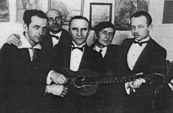 Хасевич (ліворуч) із друзями під час навчання у Варшавській академії. 1930-ті. Архів Центру досліджень визвольного руху