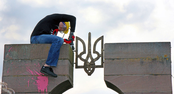 Пам’ятник воякам УПА в селі Грушовичі поблизу Перемишля знищили польські націоналісти весною минулого року. Фото: "Наше слово".