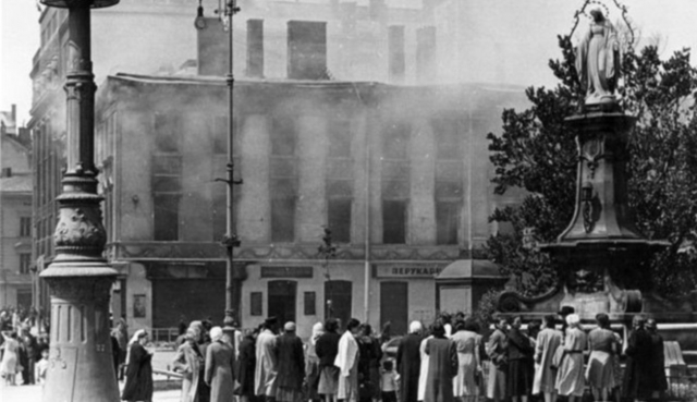 Ушкоджений бомбами будинок колишнього готелю Центральний. Фото 1941 року. Світлини з photo-lviv.in.ua.