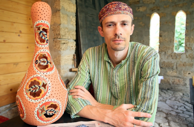 Рустем Скібін зі своїм виробом із кераміки. Фото з сайту foto.ua