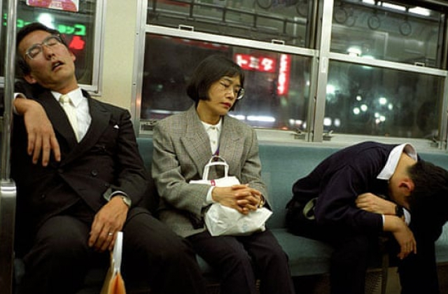 Пасажири дрімають у поїзді. Недостатня кількість сну викликала ріст смертності через перевтому.