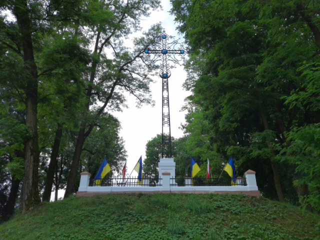 Фото вгорі: частина Українського військового цвинтаря поруч із місцем пошукових земляних робіт. Володимир Булгаков