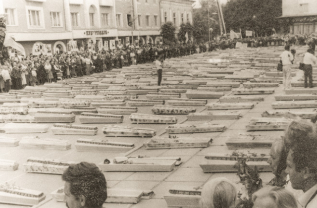 Фото – перепоховання жертв сталінського терору 14 липня 1991 року в Дрогобичі