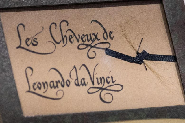 Пасмо волосся Леонардо да Вінчі, що супроводжується підписом «Les Cheveux de Leonardo da Vinci». Приватна колекція, США. Фото - Symbolon.